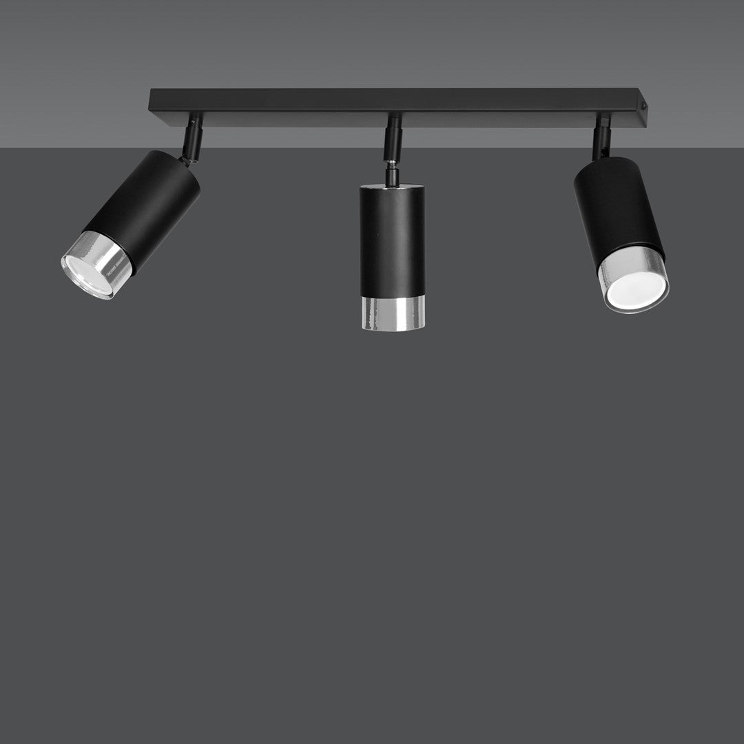 Vue de face du plafonnier noir sur fond gris, spots orientables aux embouts chromés brillants.