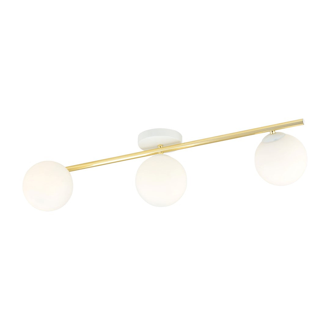 Second angle du luminaire, globes opalins allumés, finition laiton brossé visible