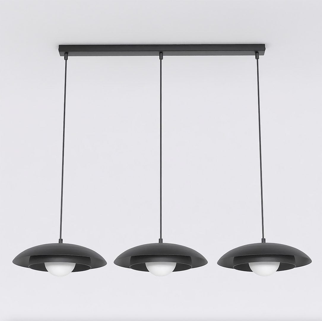 Trois suspensions alignées noires avec câbles fins, verres opalins et structure rectangulaire au plafond