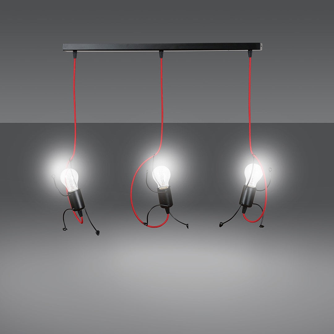 Suspension allumée sur fond gris, trois ampoules diffusant une lumière chaude.