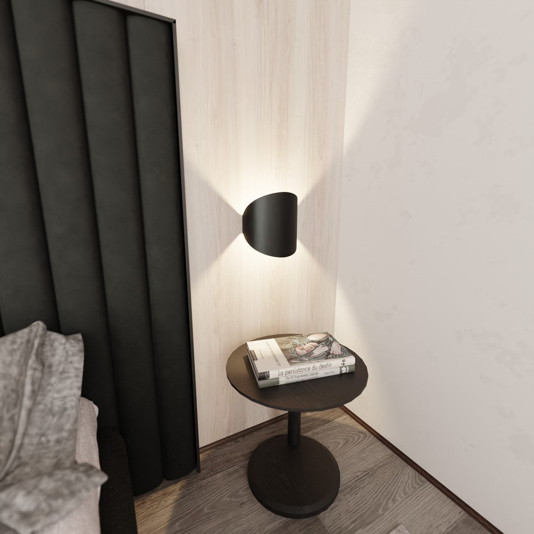Mise en ambiance chambre avec applique murale et table d'appoint noire.