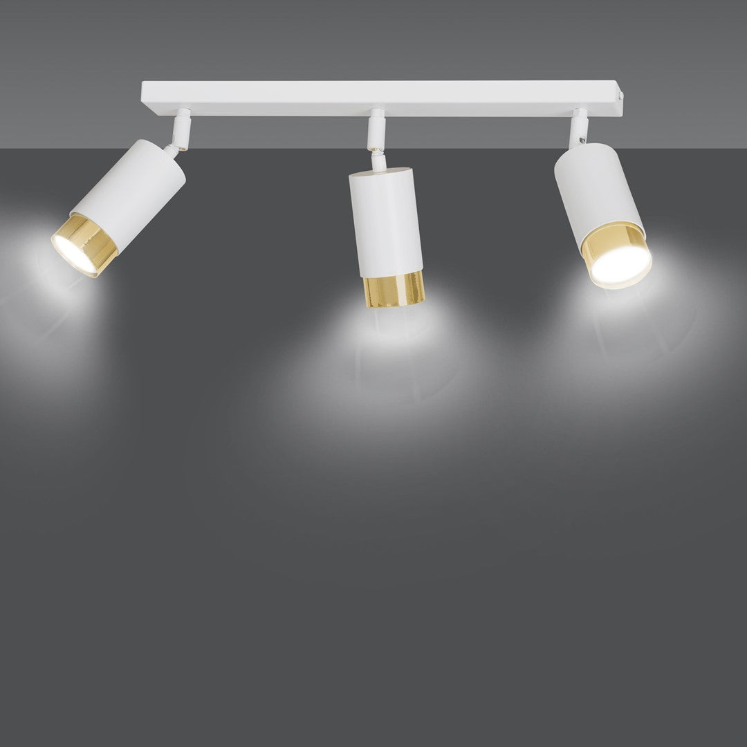 Trois projecteurs allumés sur fond gris, illustrant les faisceaux lumineux orientables du plafonnier.