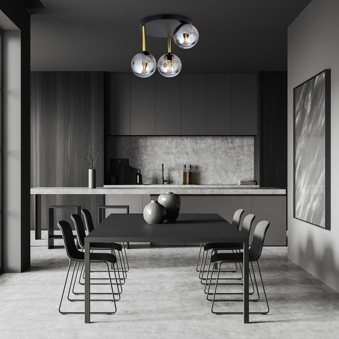 Mise en ambiance au-dessus d'une table de salle à manger sombre et minimaliste