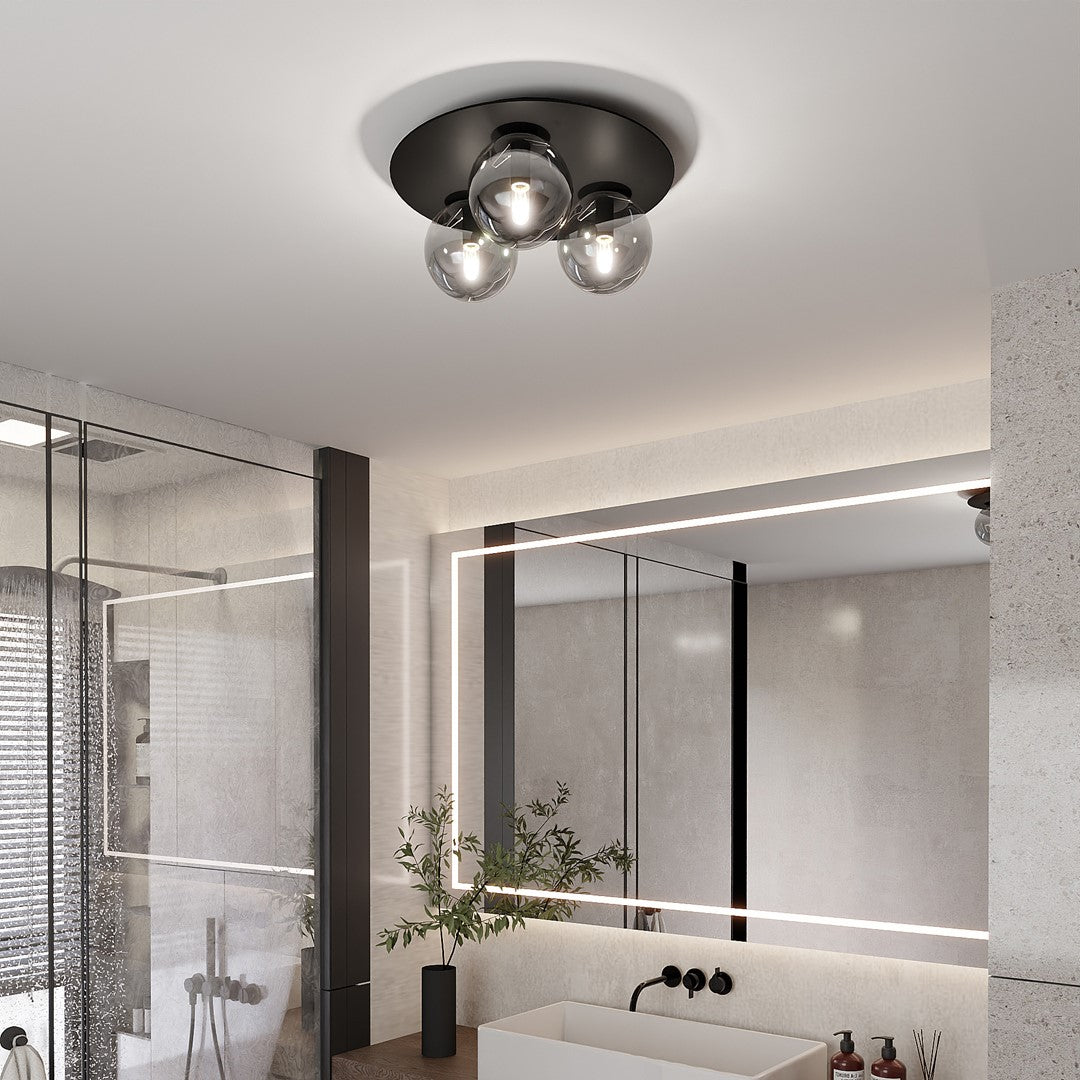 Ambiance salle de bain, luminaire éclairé au-dessus d'un miroir rétroéclairé et vasque