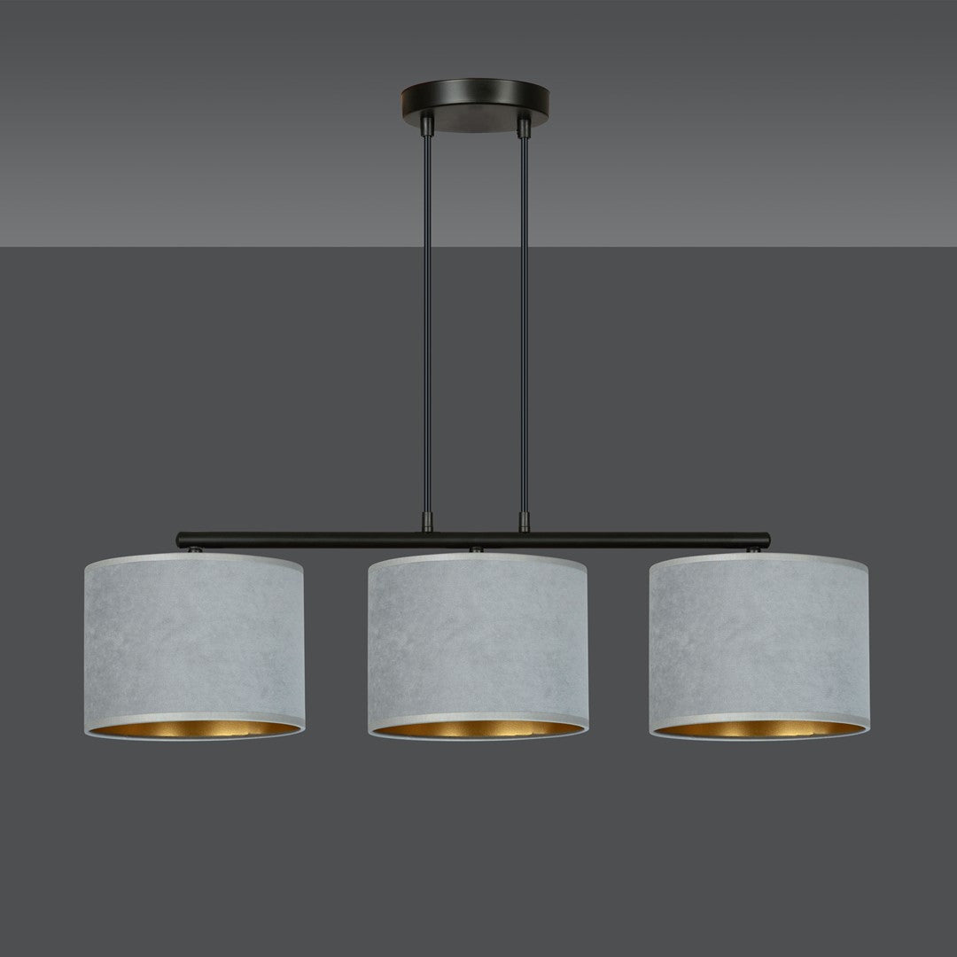 Vue de face du luminaire sur fond gris dégradé, tiges noires visibles
