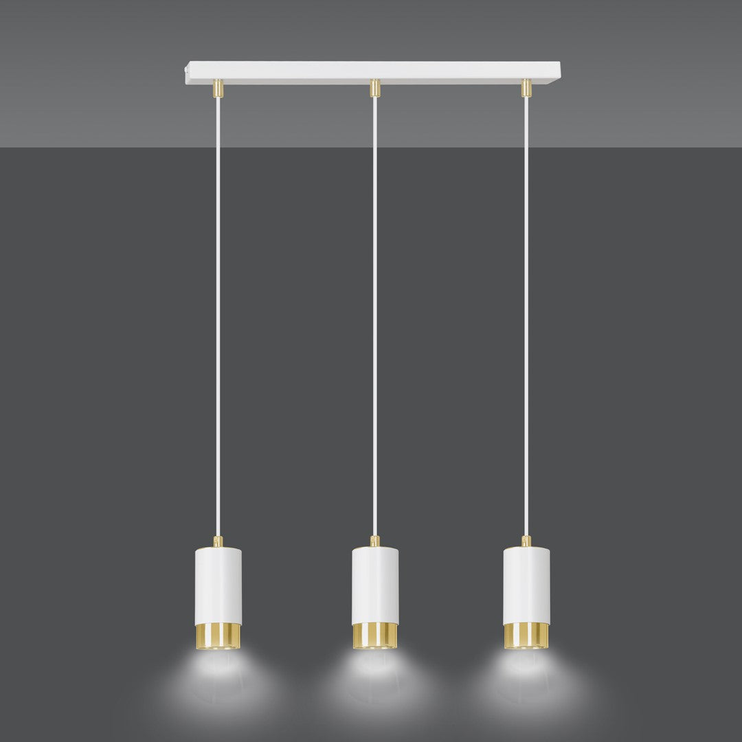 Trois luminaires suspendus allumés sur fond gris, cônes de lumière douce sous chaque abat-jour cylindrique blanc.