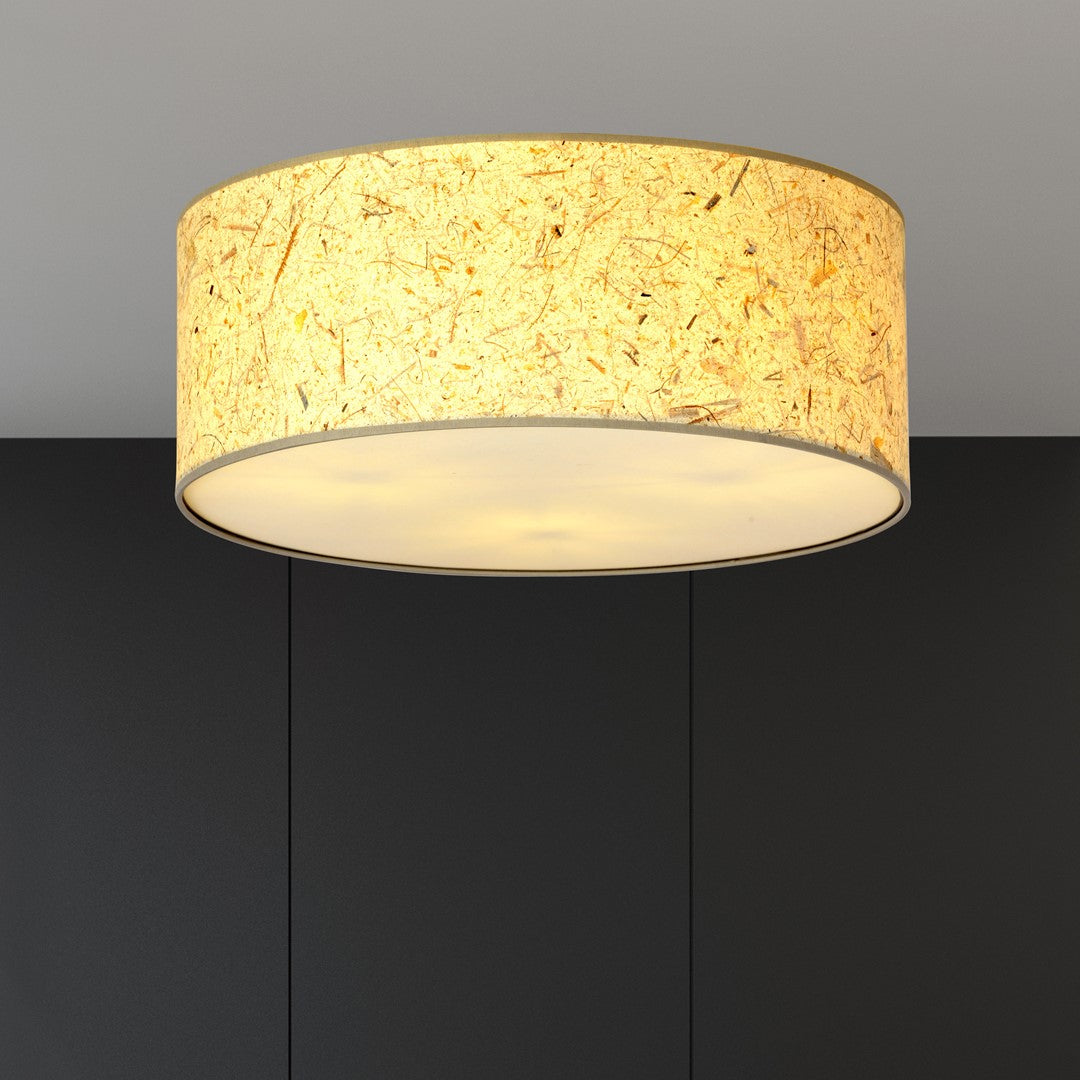 Luminaire allumé sous un plafond sombre, ambiance chaude et tamisée