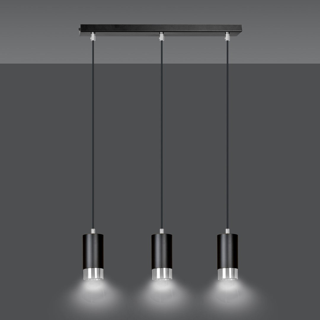 Suspension trois lumières allumée diffusant des faisceaux vers le bas