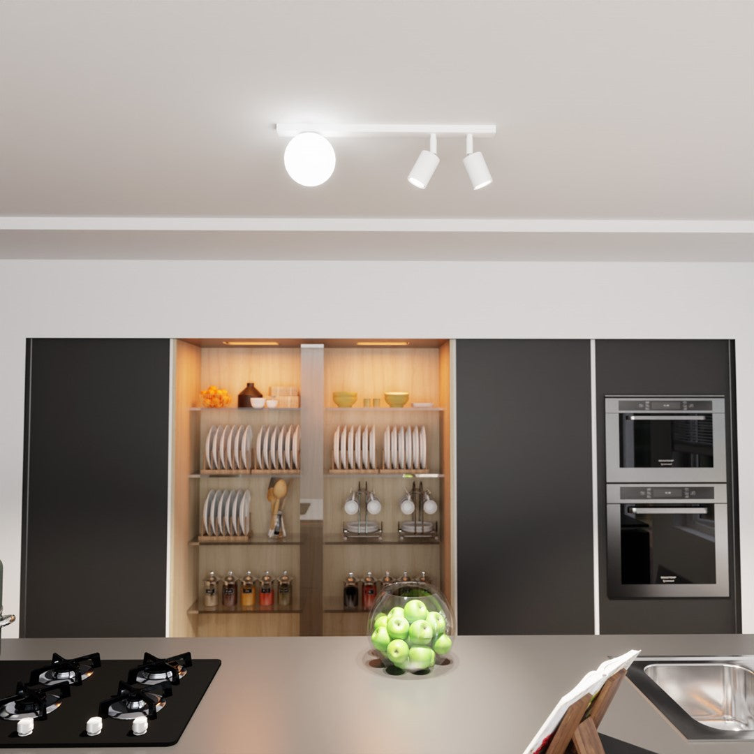 Vue en situation dans une cuisine, plafonnier fixé au plafond au-dessus du plan de travail