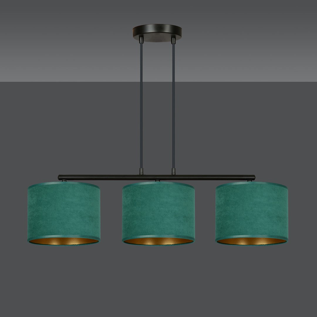 Luminaire suspendu trois lumières sur fond gris, abat-jours verts éteints