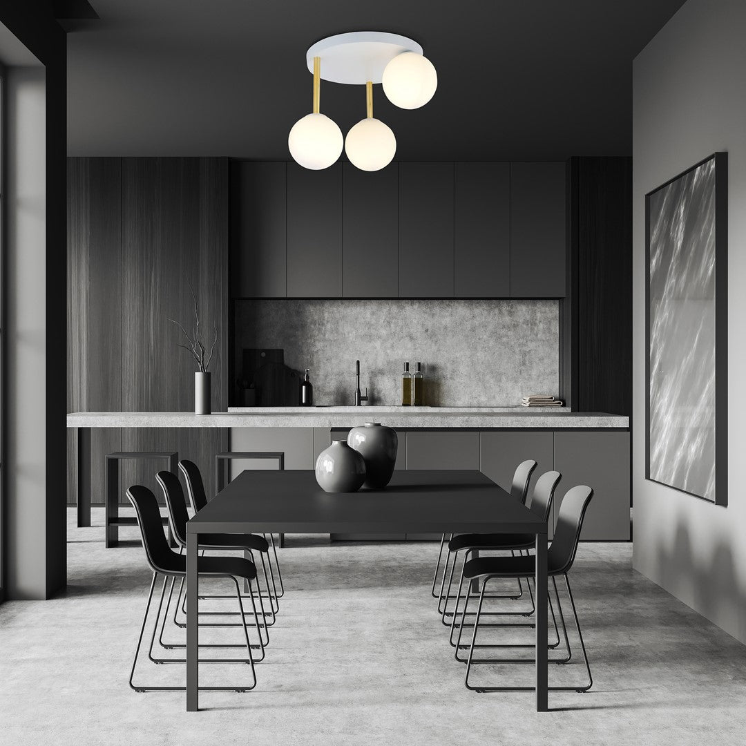 Mise en ambiance au-dessus d'une table de salle à manger sombre et moderne