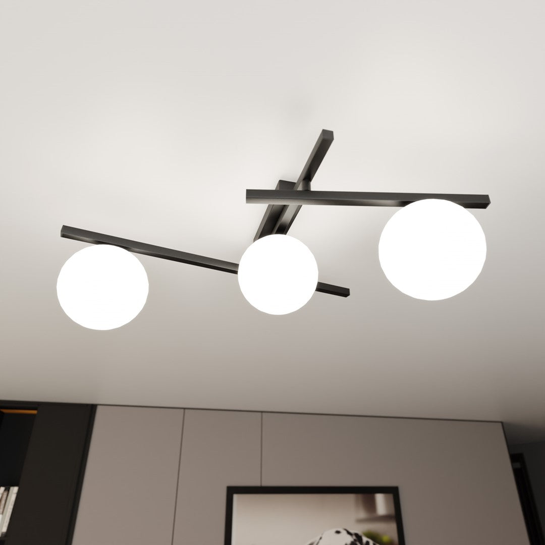 Vue rapprochée sous plafond du luminaire allumé avec trois globes blancs