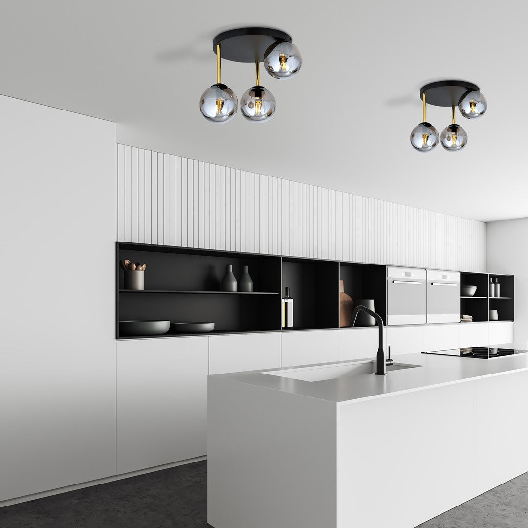 Deux plafonniers installés dans une cuisine blanche contemporaine avec îlot central