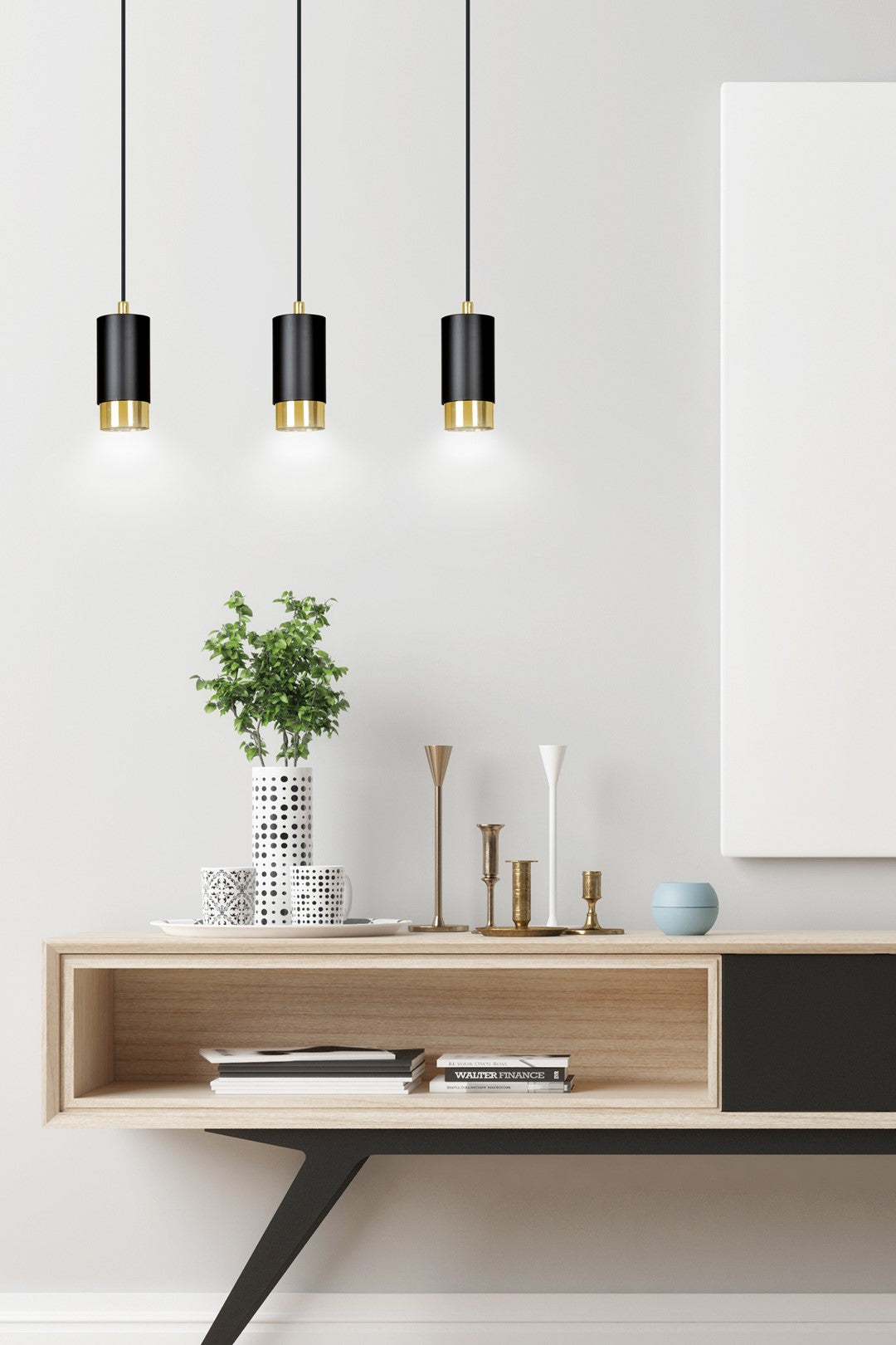 Mise en ambiance au-dessus d'un meuble en bois clair avec plantes et objets décoratifs