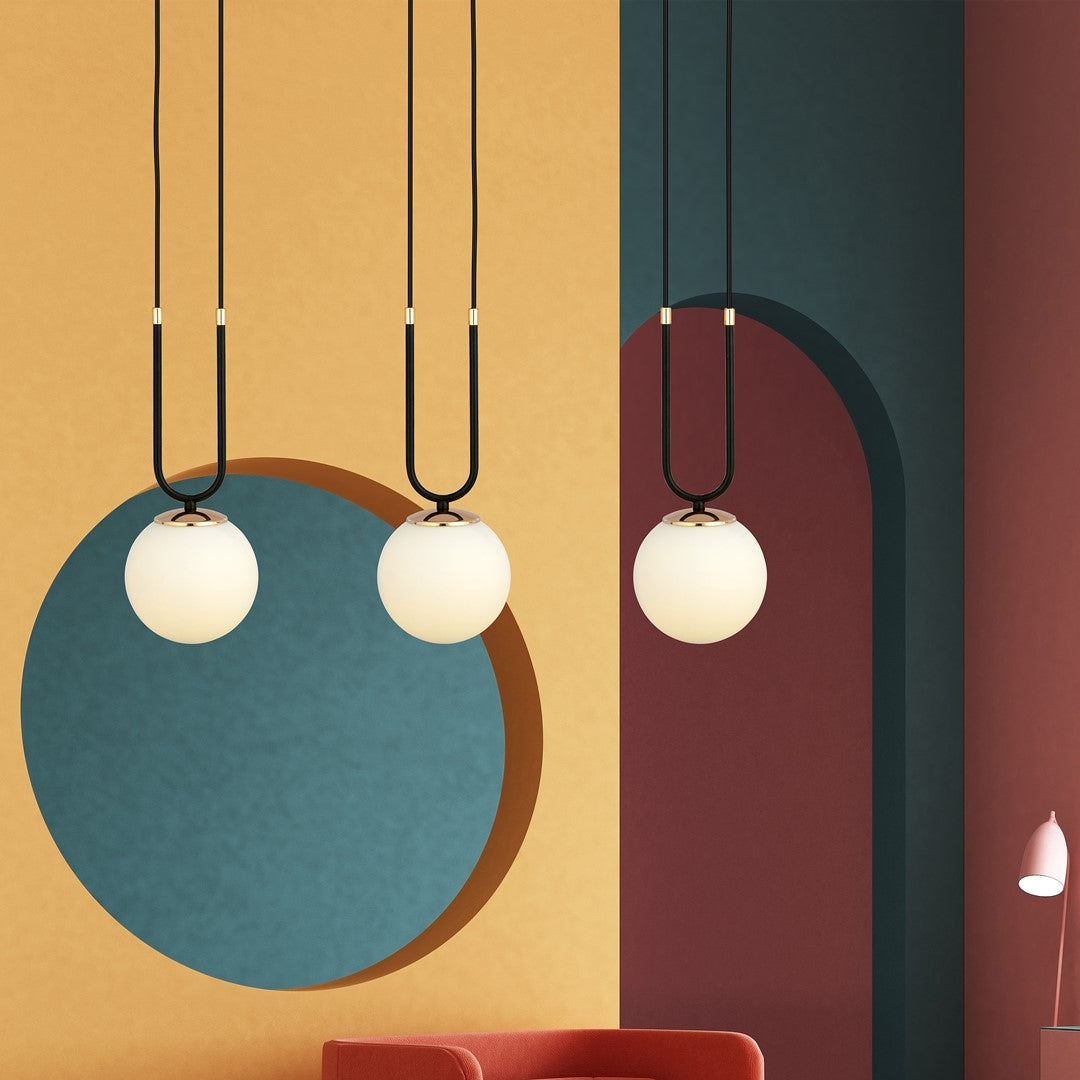 Ambiance colorée, deux globes devant mur jaune et un sous arche rouge