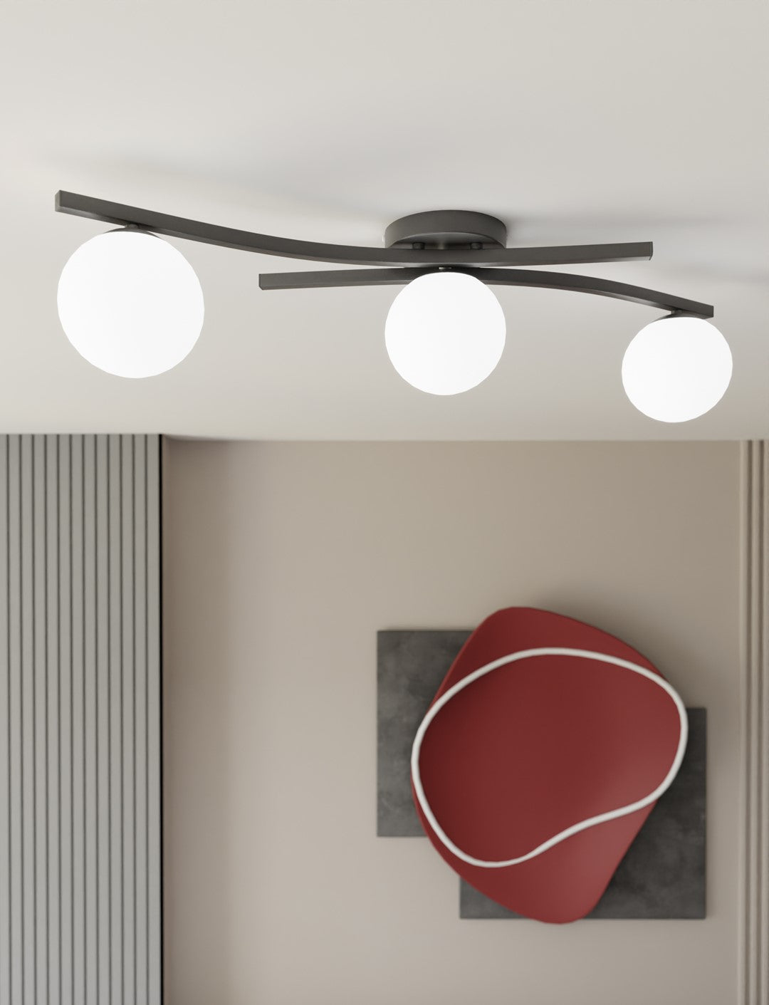 Gros plan du luminaire allumé diffusant une lumière chaude devant une peinture rouge