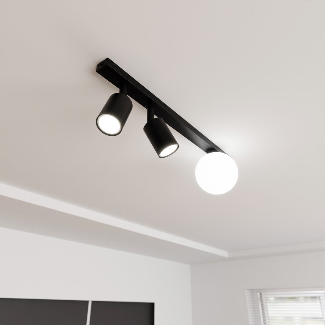 Gros plan du luminaire allumé sous plafond, détails de la barre et spots