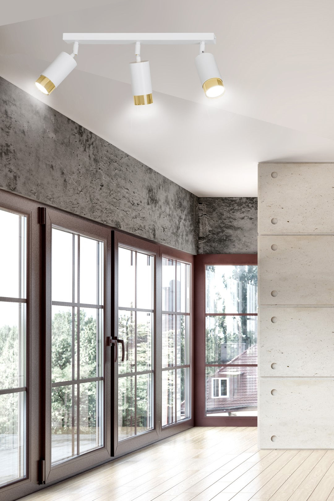 Plafonnier installé au plafond dans un intérieur avec grandes fenêtres, mur béton et parquet clair.