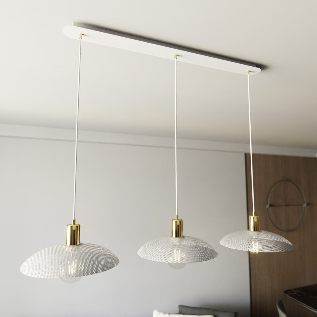 Luminaire suspendu vu en contre-plongée, abat-jours perforés et ampoules visibles.