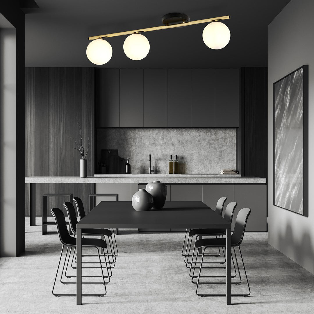 Scène de salle à manger sombre, plafonnier éclairant une grande table