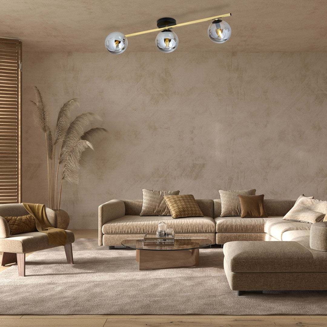 Mise en ambiance salon beige : plafonnier fixé au plafond au-dessus d'un canapé