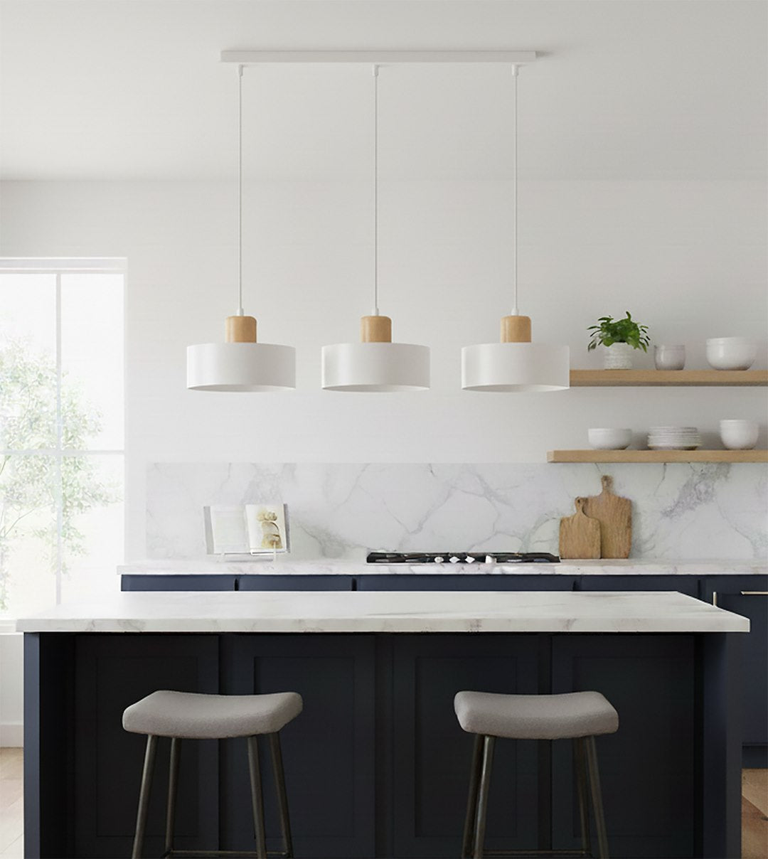 Suspension installée au-dessus d'un îlot de cuisine blanc et marbre