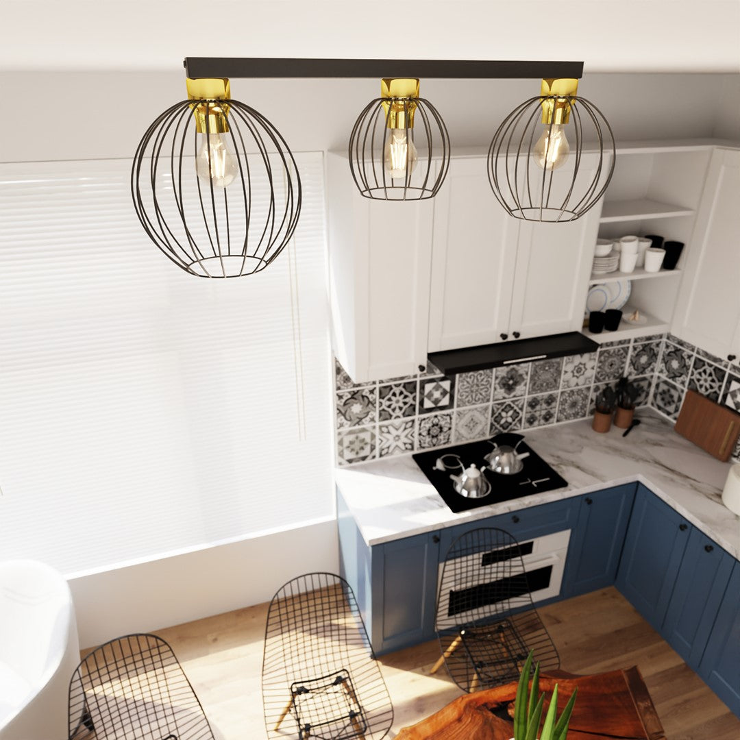 Vue plongeante sur le luminaire allumé dans une cuisine bleue et blanche