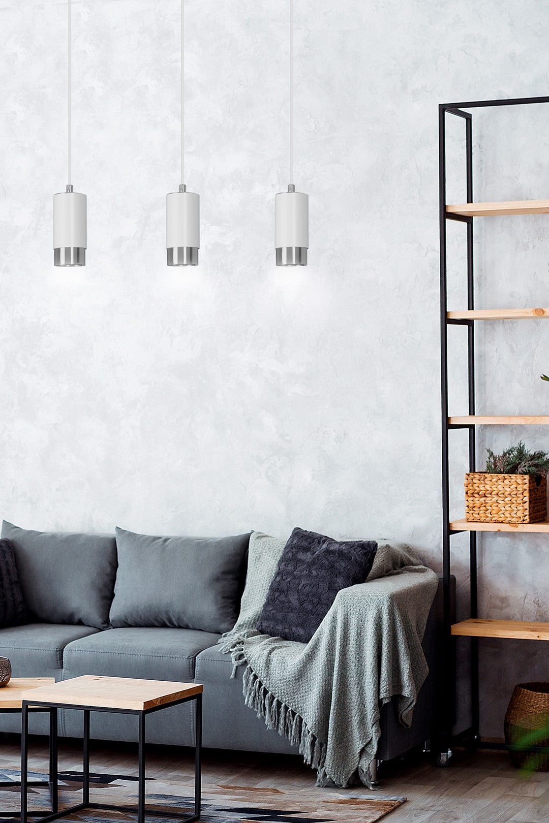 Mise en ambiance salon, suspension au-dessus d'un canapé gris et d'une étagère