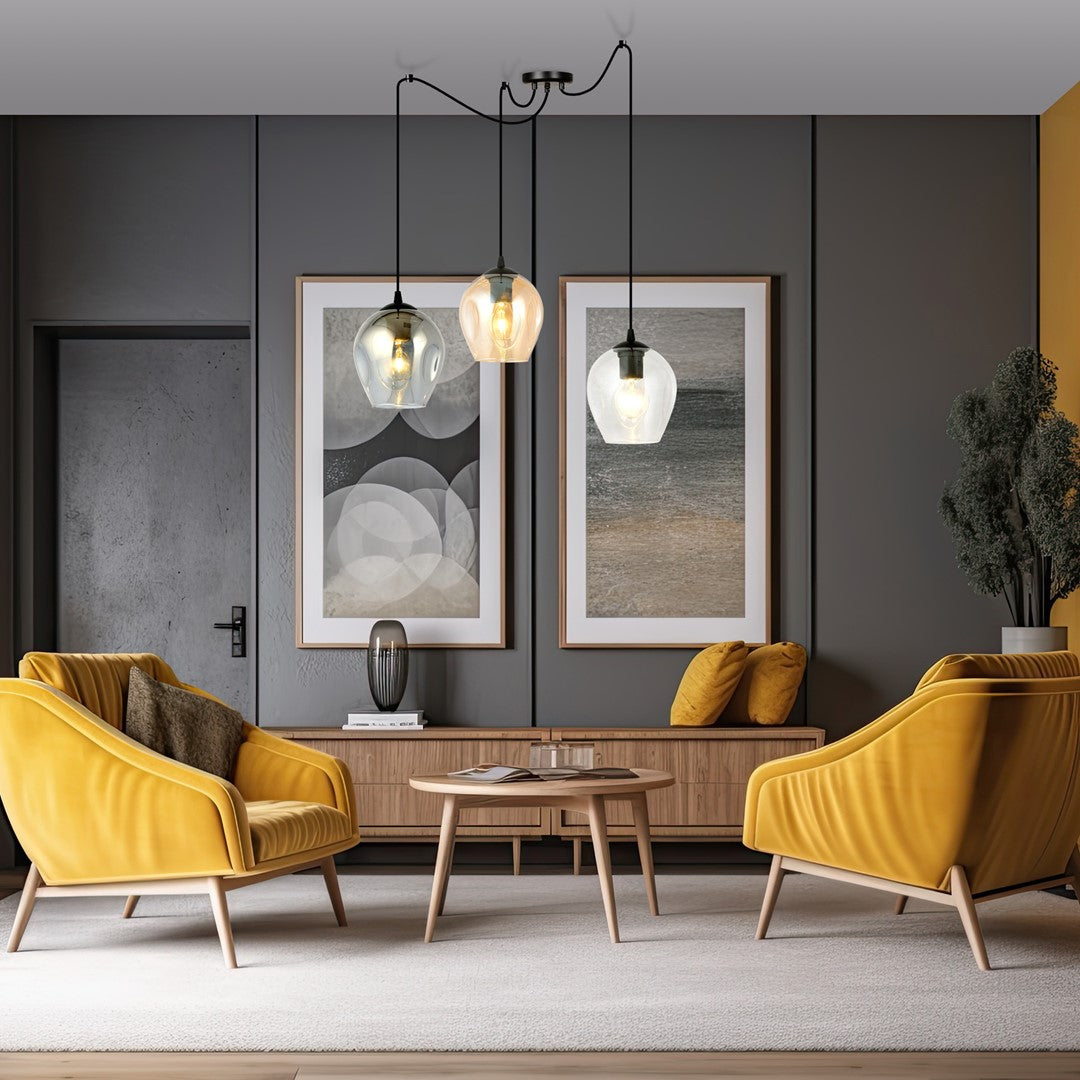 Mise en ambiance salon contemporain, fauteuils jaunes moutarde et suspension allumée au plafond.