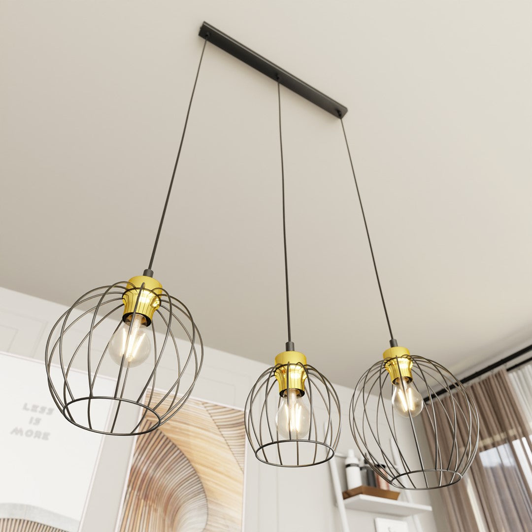 Vue en contre-plongée des suspensions noires et dorées fixées au plafond blanc.