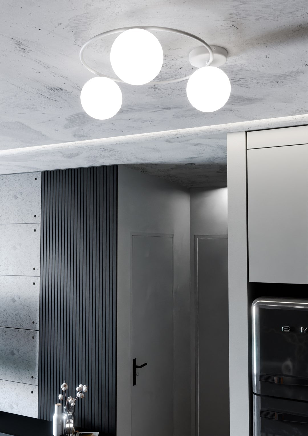Plafonnier suspendu au plafond béton dans une entrée contemporaine, lumière allumée