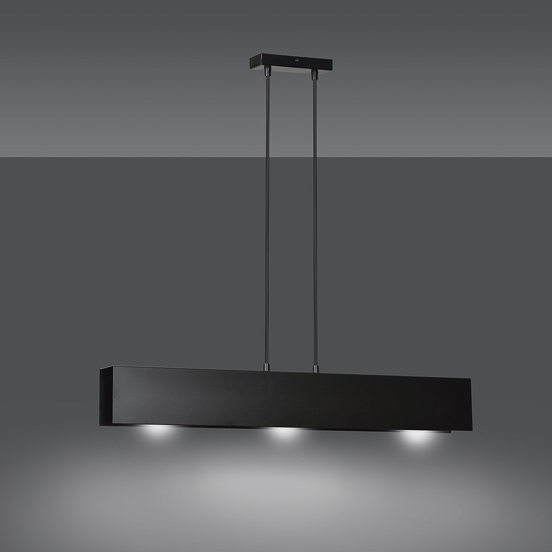 Luminaire allumé diffusant trois faisceaux de lumière vers le bas sur fond gris