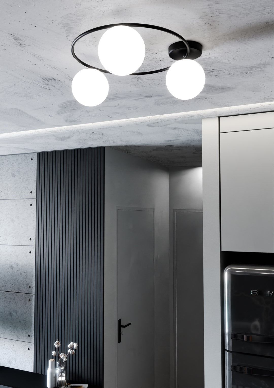 Vue en plongée sous plafond béton, luminaire allumé dans une entrée sombre