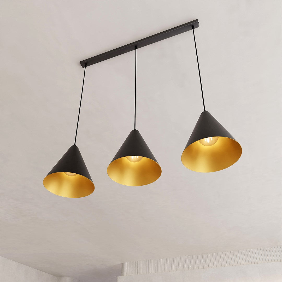 Vue en contre-plongée des cônes noirs révélant l'intérieur doré et les ampoules allumées.