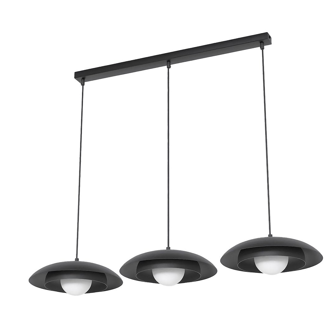 Vue de trois quarts de la suspension noire, abat-jours dôme et verres opalins visibles
