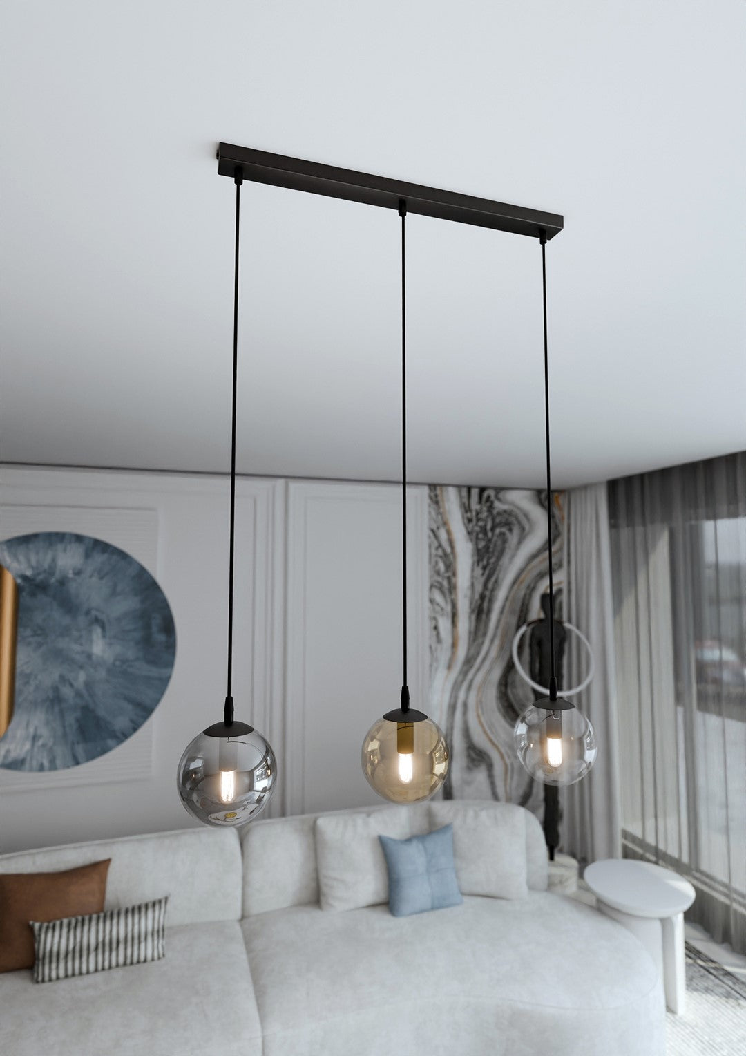 Détail rapproché des globes allumés et de la barre noire fixée au plafond blanc