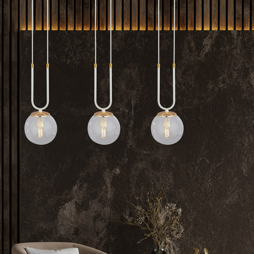 Mise en ambiance sombre avec la suspension blanche devant un mur en pierre et bois.