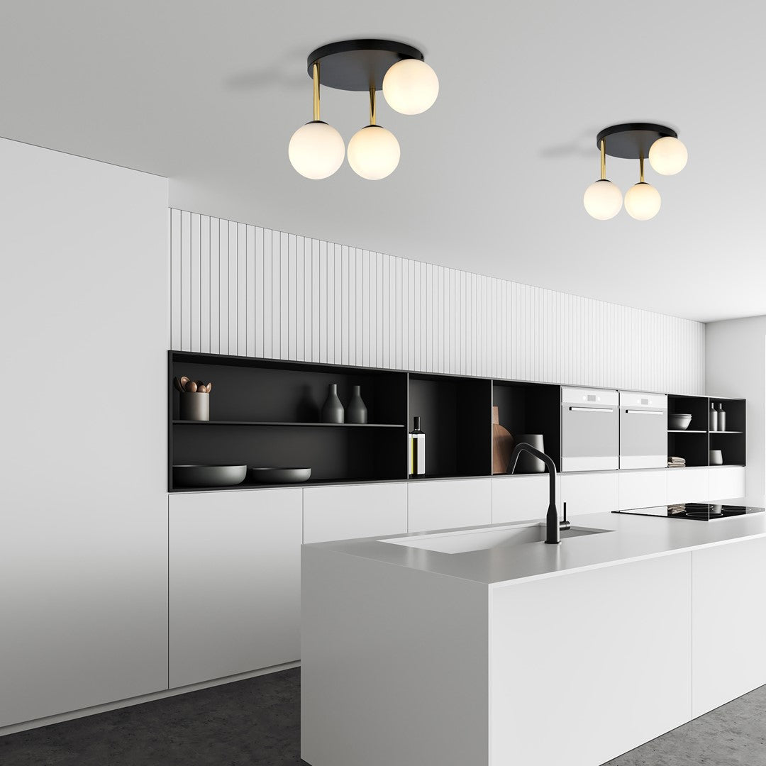 Deux plafonniers installés au plafond d'une cuisine blanche avec îlot central