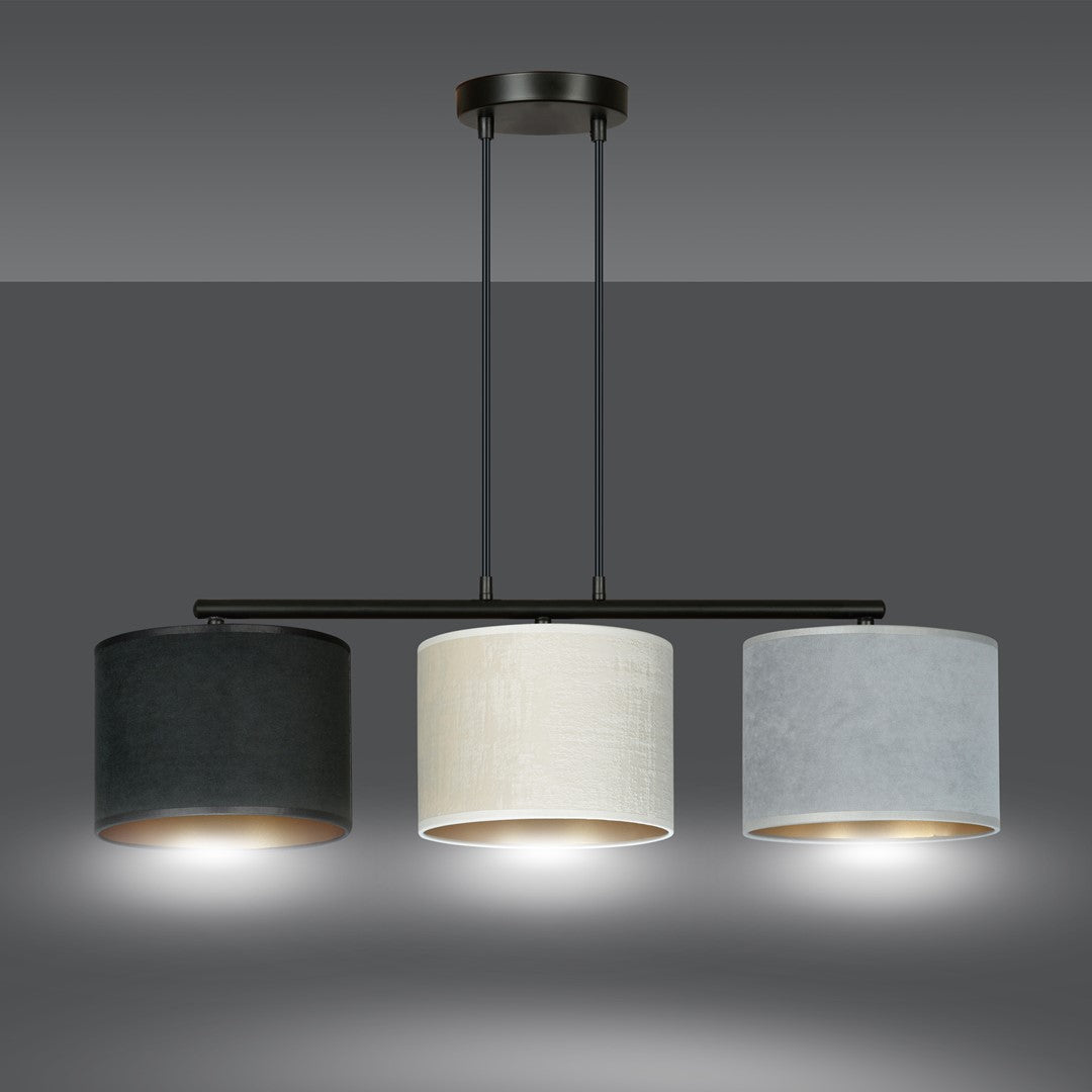 Luminaire allumé, halo lumineux diffusé sous chaque abat-jour doré