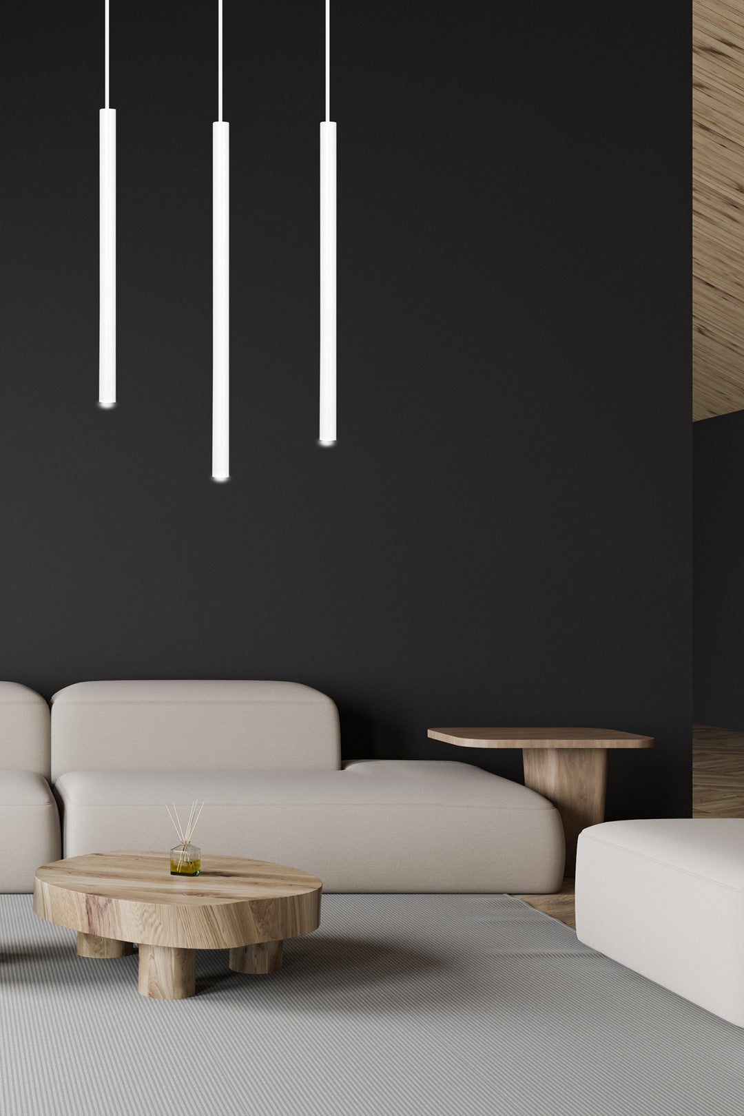 Mise en ambiance dans un salon sombre avec canapé beige et table basse en bois
