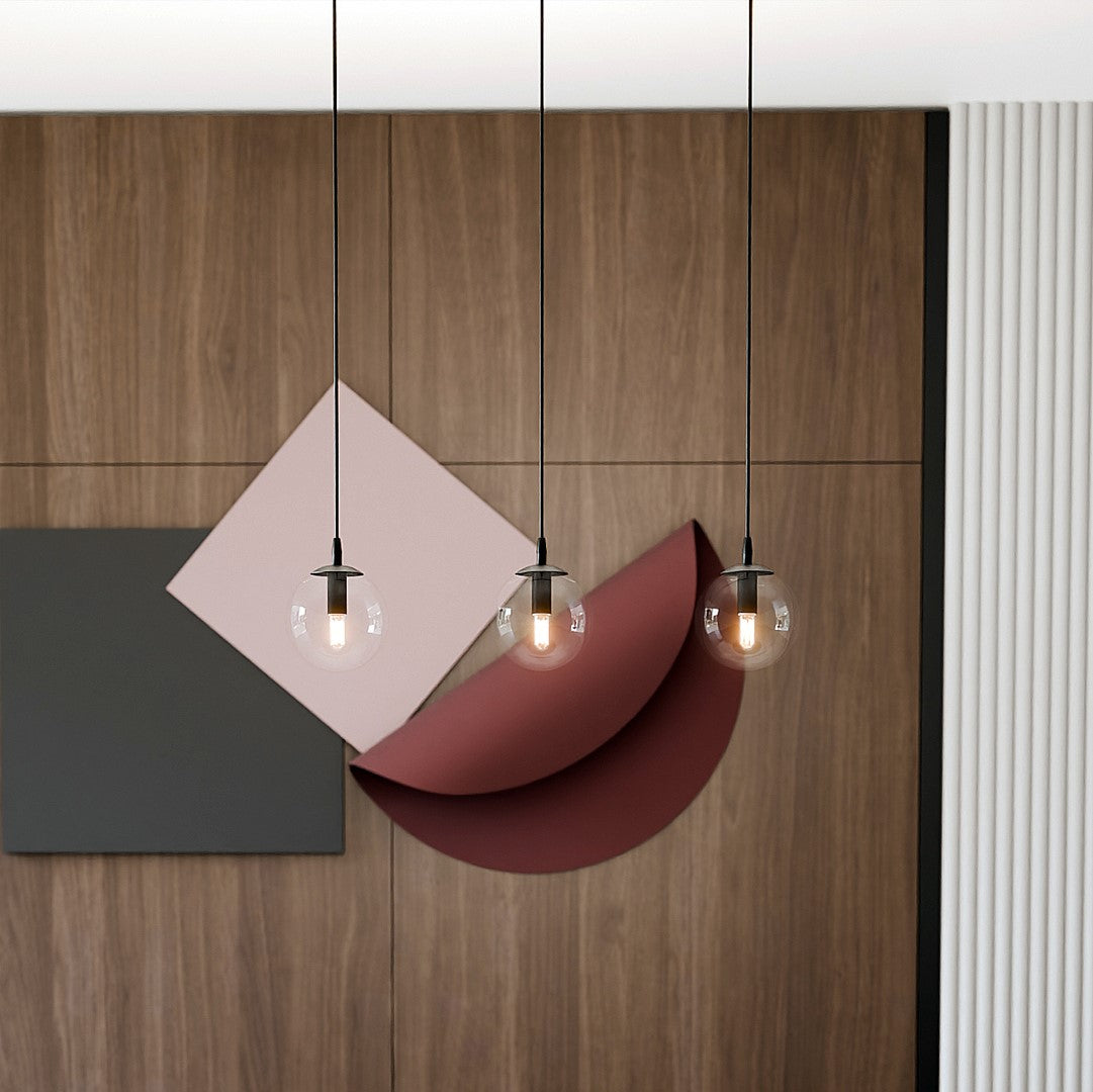 Détail des globes transparents devant panneaux de bois et formes colorées murales
