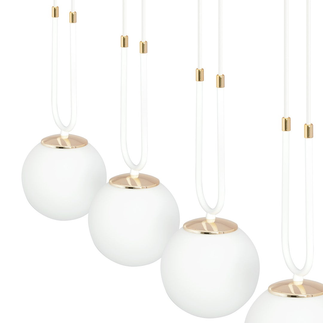 Détail rapproché des globes blancs et de leurs attaches dorées en laiton.