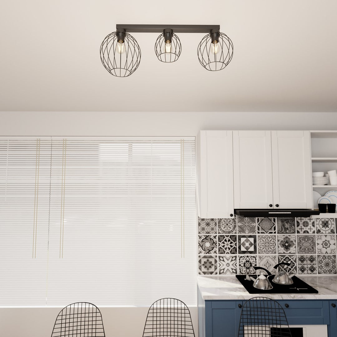 Autre angle de la cuisine montrant le luminaire fixé au plafond et le plan de travail.