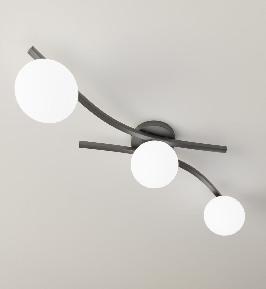 Détail de la finition, bras métalliques anthracite courbés et trois globes de verre opale