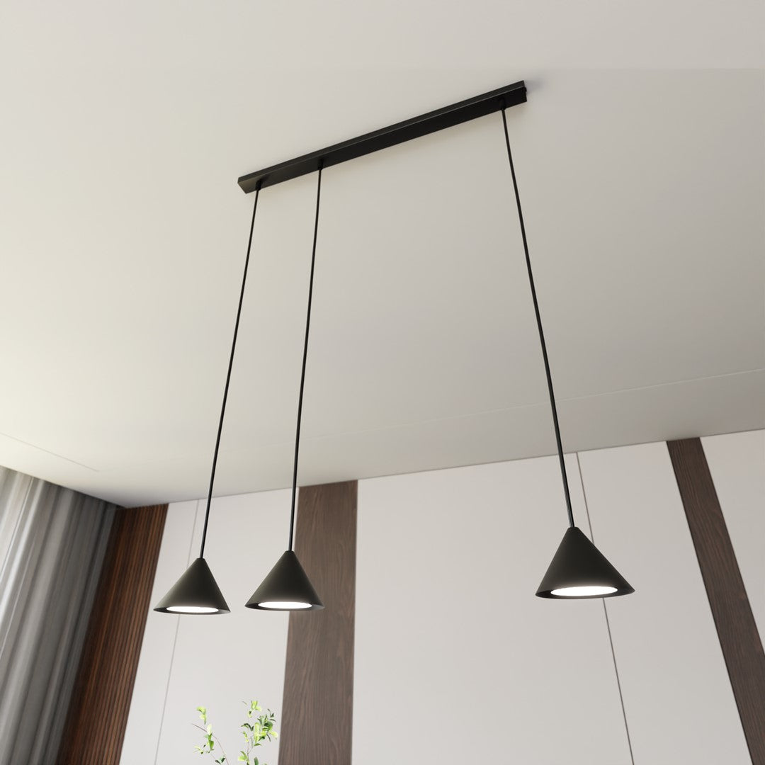 Détail du plafond montrant la barre noire fixée et les trois cônes allumés