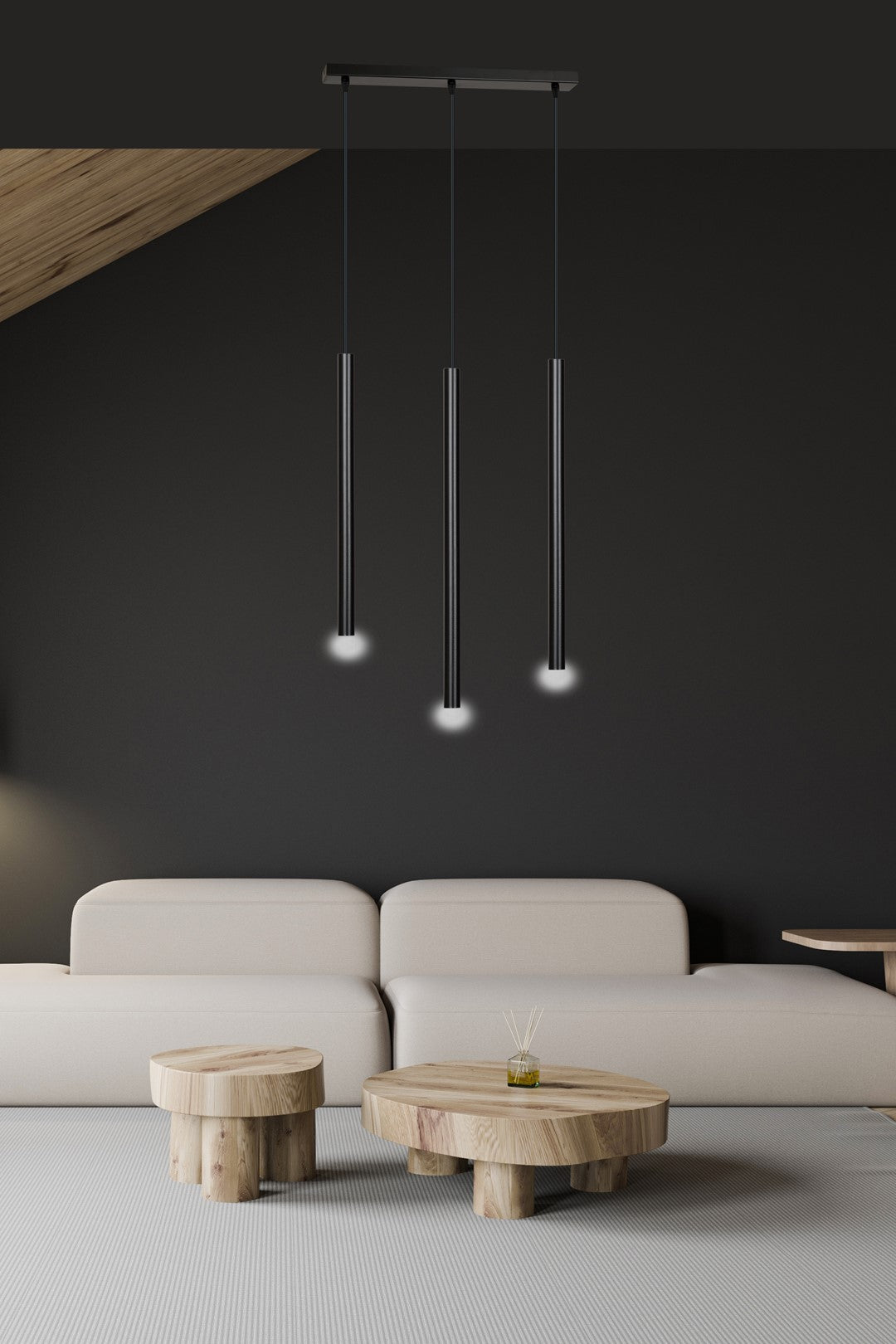Mise en ambiance dans un salon avec canapé beige et tables en bois clair