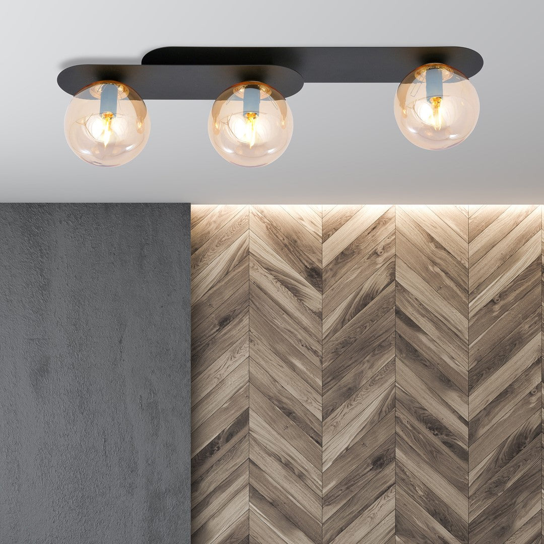 Mise en ambiance du luminaire allumé devant un mur en bois à chevrons