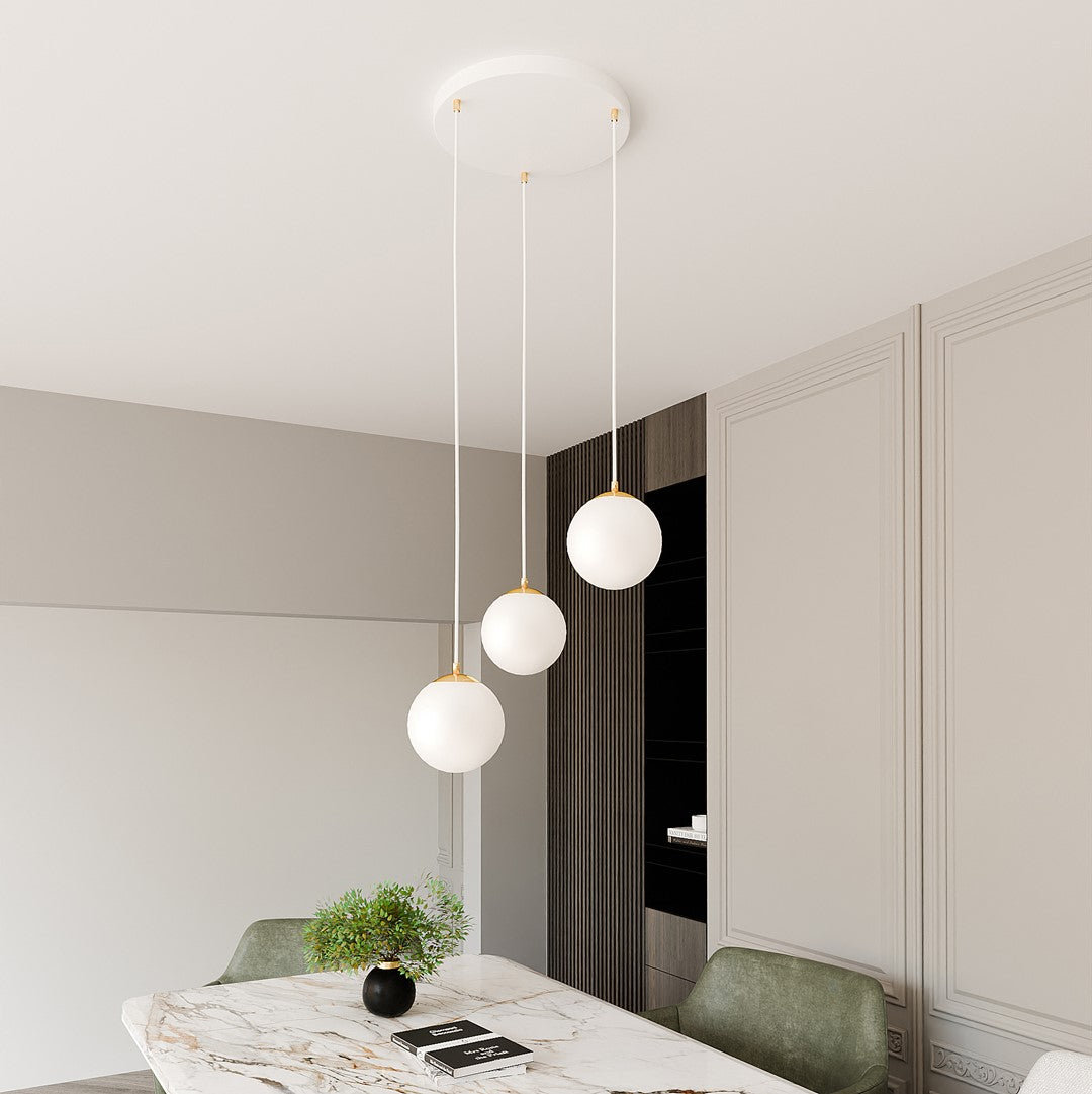 Vue en angle du luminaire suspendu allumé, intérieur contemporain, table et chaises