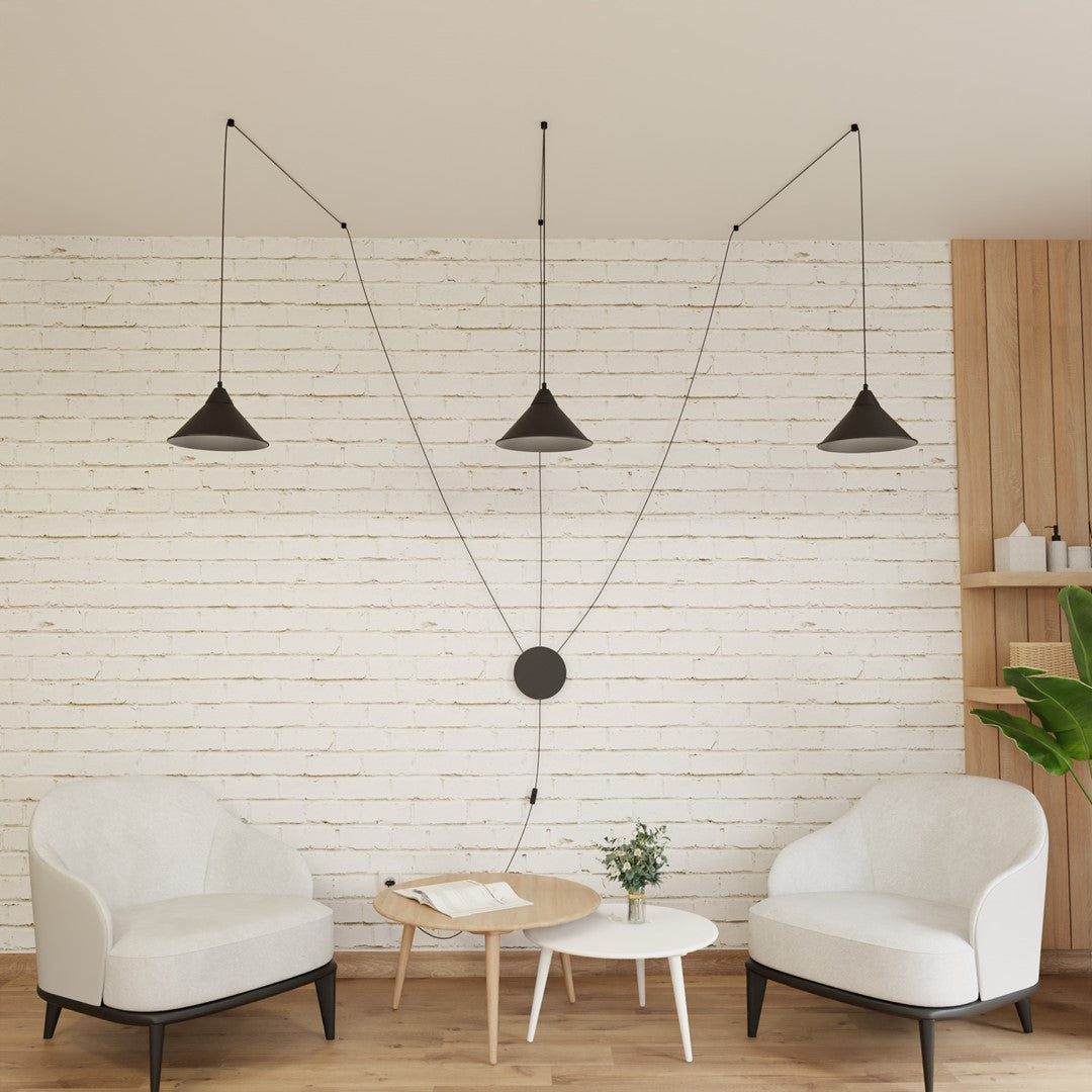 Vue d'ensemble du salon avec la suspension noire trois lumières installée.