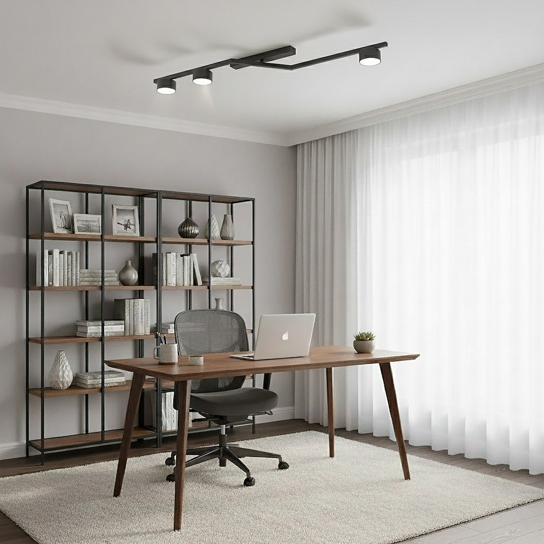 Mise en ambiance dans un bureau clair avec bibliothèque et grandes fenêtres
